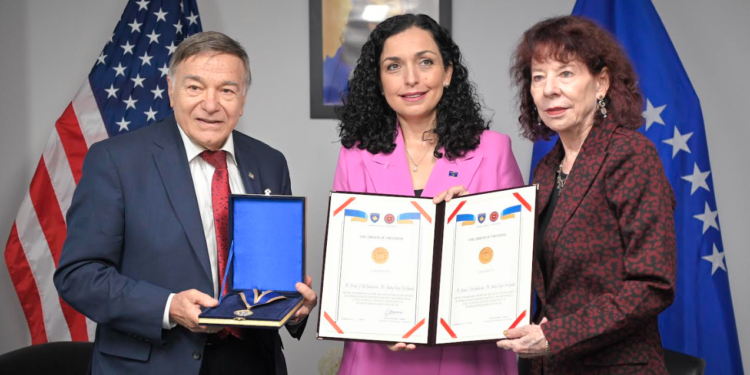 Osmani dekoroi me “Urdhrin e Lirisë”, ish-kongresistin, Joe DioGuardi dhe aktivisten Shirley Cloyes DioGuardi