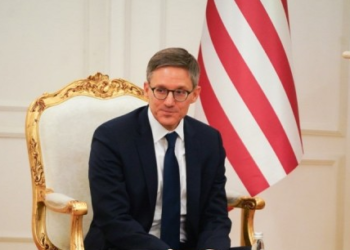 Chollet bisedon me Kurtin dhe Vuçiqin: Dënova ashpër dhunën kundër Policisë së Kosovës