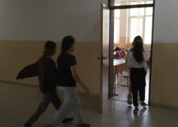 Nxënësit e komunitetit rom ende pa libra, prindërit tregojnë vështirësitë e aplikimit në ‘e-Kosova’