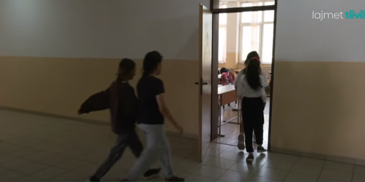 Nxënësit e komunitetit rom ende pa libra, prindërit tregojnë vështirësitë e aplikimit në ‘e-Kosova’