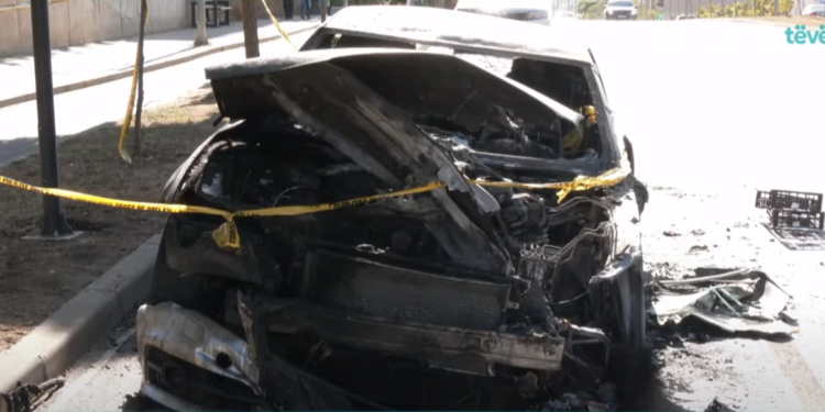 Digjet një veturë me targa të huaja në Prishtinë