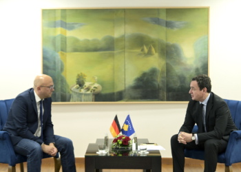 Kurti takohet me Sarrazin, temë qendrore ishte sulmi terrorist i djeshëm ndaj Policisë së Kosovës