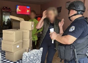 Policia e Kosovës shpërndan pako ushqimore për qytetarët e Banjskës