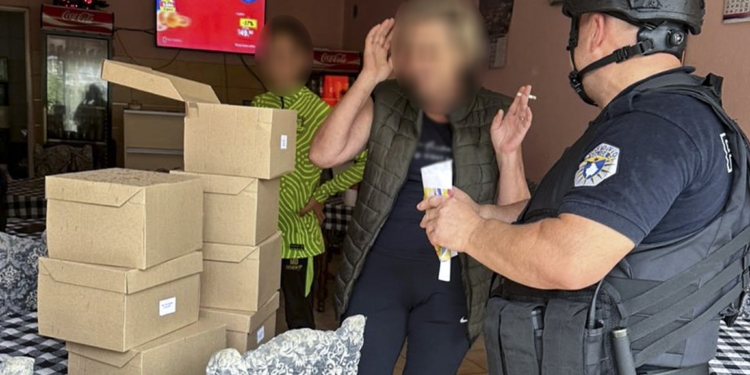 Policia e Kosovës shpërndan pako ushqimore për qytetarët e Banjskës