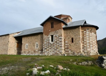 Sulmuesit në veri dyshohet se janë fshehur brenda Manastirit të Banjskës