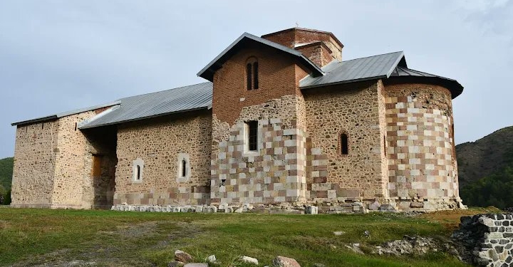 Sulmuesit në veri dyshohet se janë fshehur brenda Manastirit të Banjskës
