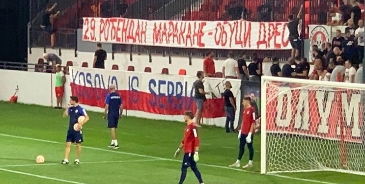 FFK-ja dënon pankartat shoviniste në ndeshjen Olympiacos – Aris, poashtu kërkon masa të rrepta edhe nga UEFA