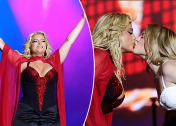 Bebe Rexha puthet në buzë me këngëtaren Luisa Sonza gjatë performancës në festivalin brazilian