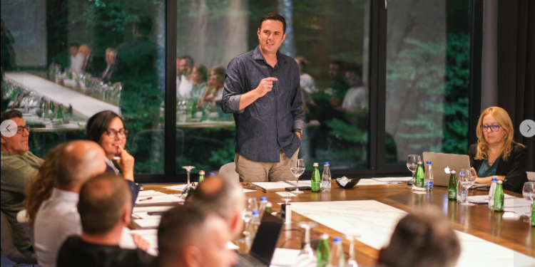 Abdixhiku prezanton 50 zotimet e “Rrugës së Re”, premton stadiumin nacional në Prishtinë