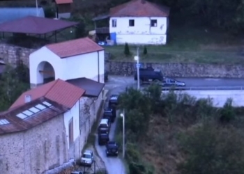 Policia ka rrethuar grupin e armatosur serbë
