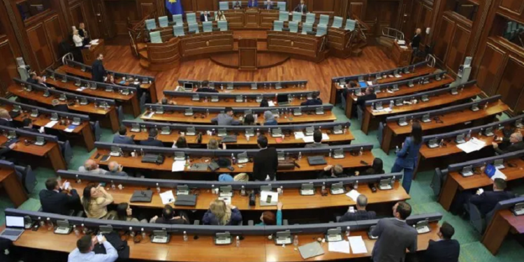 Pushteti akuzohet se po miraton ligje në kundërshtim me Kushtetutën