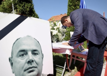 Krasniqi viziton familjen Bunjaku, për t`iu shprehur ngushëllime për policin e vrarë