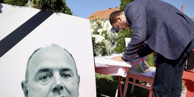 Krasniqi viziton familjen Bunjaku, për t`iu shprehur ngushëllime për policin e vrarë