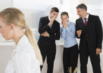 Si t’i ndalni thashethemet në punë?