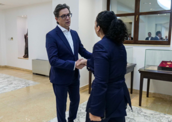 Osmani takohet me Pendarovskin në Shkup