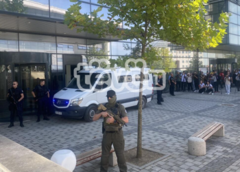 Bedri Krasniqi e Alban Dezdari arrijnë në gjykatë nën masa të larta të sigurisë