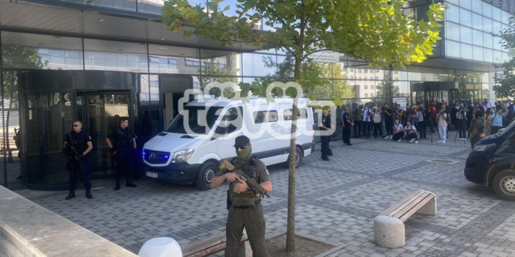 Bedri Krasniqi e Alban Dezdari arrijnë në gjykatë nën masa të larta të sigurisë