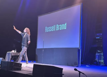 Russell Brand akuzohet për përdhunim dhe sulm seksual