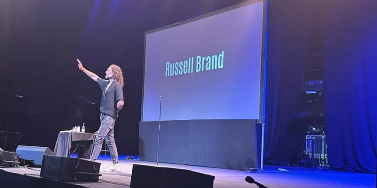 Russell Brand akuzohet për përdhunim dhe sulm seksual