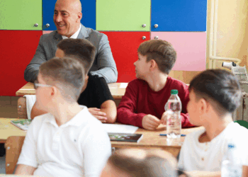 Haradinaj viziton një shkollë në Suharekë: U emocionova teksa pashë nxënësit