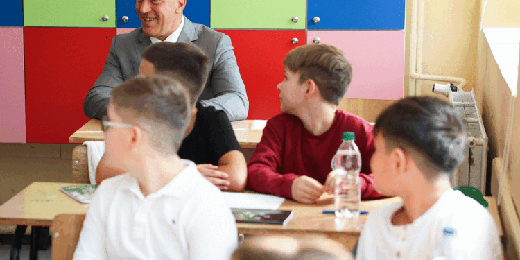 Haradinaj viziton një shkollë në Suharekë: U emocionova teksa pashë nxënësit