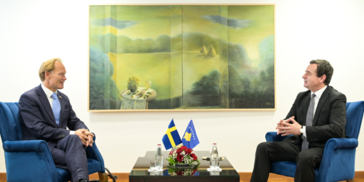 Kurti në takim me ambasadorin suedez, flasin për zgjedhjet që pritet të mbahen në veri