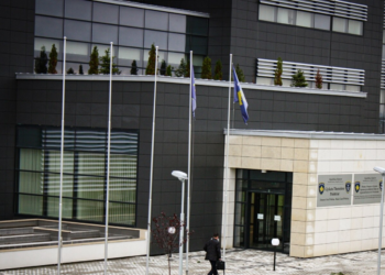 BE-ja thotë se është në kontakt me Kosovën për tre serbët e arrestuar për krime lufte