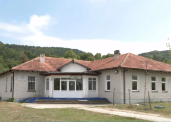 Pas 77 vjetësh mbyllet shkolla në Prapashticë, shkak numri i vogël i nxënësve