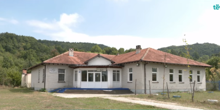 Pas 77 vjetësh mbyllet shkolla në Prapashticë, shkak numri i vogël i nxënësve