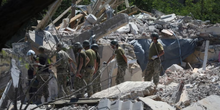 Një i vrarë dhe 15 të plagosur nga sulmet ruse në Kremençuk