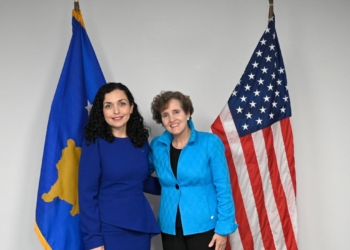 Osmani takohet me Alice Albright