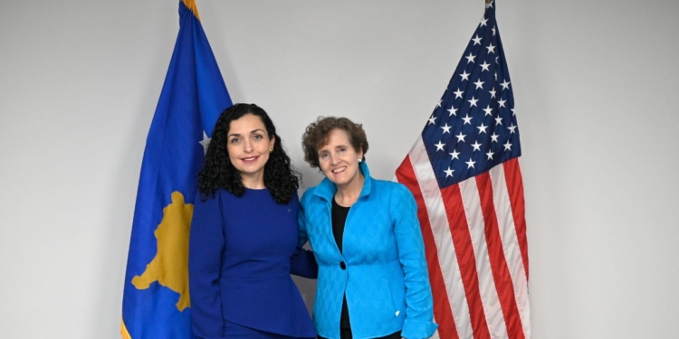 Osmani takohet me Alice Albright