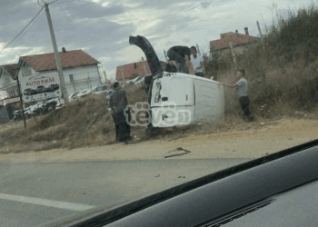 Aksident te “Kroni i Mbretit”, rrokulliset një veturë