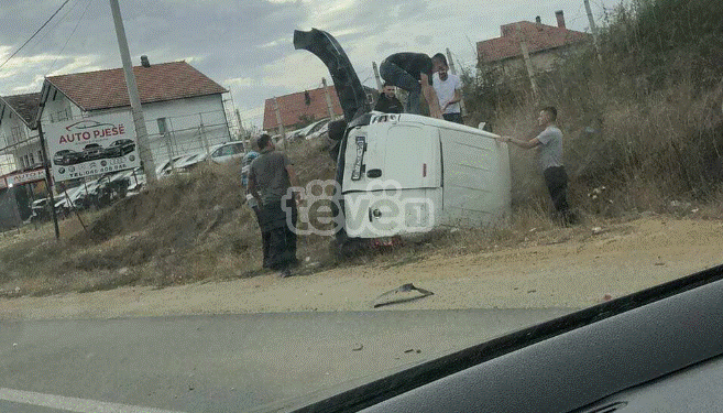 Aksident te “Kroni i Mbretit”, rrokulliset një veturë
