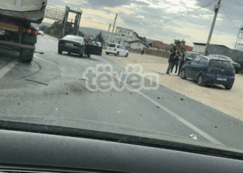 Aksident te “Kroni i Mbretit”, rrokulliset një veturë