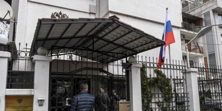 Maqedonia e Veriut dëbon tre diplomatë rusë
