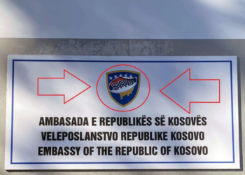 Vendoset stikers serb mbi emblemën e Ambasadës së Kosovës në Kroaci