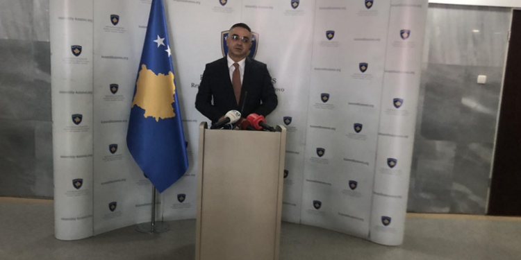 Tahiri e quan Kurtin humorist: Të dalë në zgjedhje nëse i’a mbanë