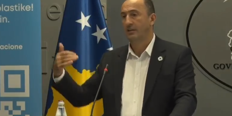 Aliu tregon se ndalohet përdorimi i disa qeseve të plastikës, e disa bëhen me pagesë