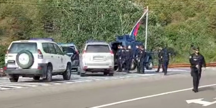 Policia e KFOR-i shihen në afërsi të Banjskës