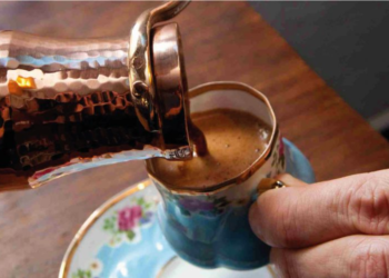 Gjashtë mënyra për ta bërë kafen e mëngjesit një pije të shëndetshme