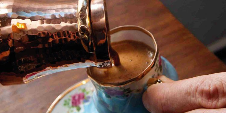 Gjashtë mënyra për ta bërë kafen e mëngjesit një pije të shëndetshme