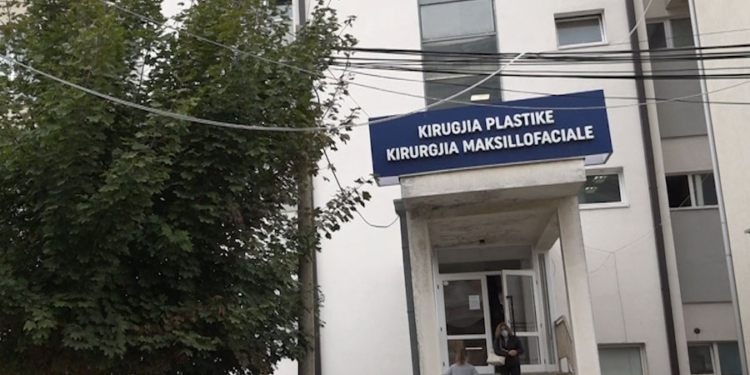 Mungesa e qendrës për djegie mbingarkon Kirurgjinë Plastike