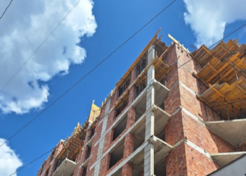 ​KOSTT ngre alarmin: Ndërtimet në afërsi të stabilimenteve të tensionit të lartë rrezikojnë njerëzit