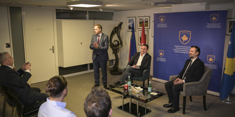 Kurti takohet me kandidatët shqiptarë të partive të ndryshme zvicerane për zgjedhje