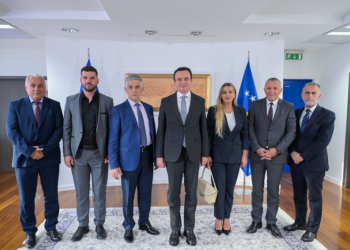 Kurti takon një delegacion të përfaqësuesve politikë të boshnjakëve dhe të shqiptarëve në Serbi