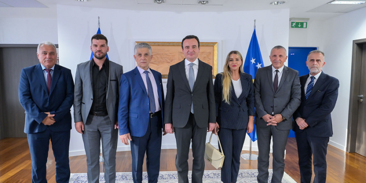 Kurti takon një delegacion të përfaqësuesve politikë të boshnjakëve dhe të shqiptarëve në Serbi