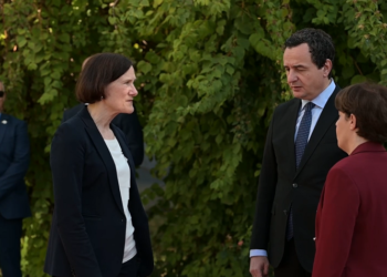 Kurti, Gërvalla dhe Grunder bëjnë homazhe te pllaka përkujtimore “Kosova Kujton”