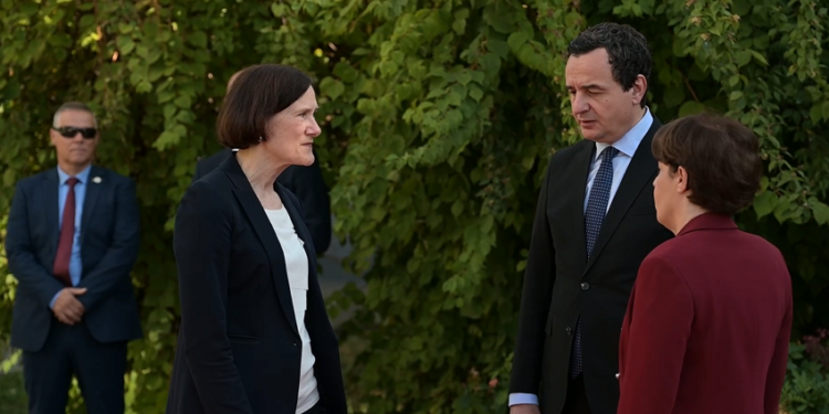 Kurti, Gërvalla dhe Grunder bëjnë homazhe te pllaka përkujtimore “Kosova Kujton”