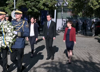 Kurti, Gërvalla dhe Grunder bëjnë homazhe te pllaka përkujtimore “Kosova Kujton”